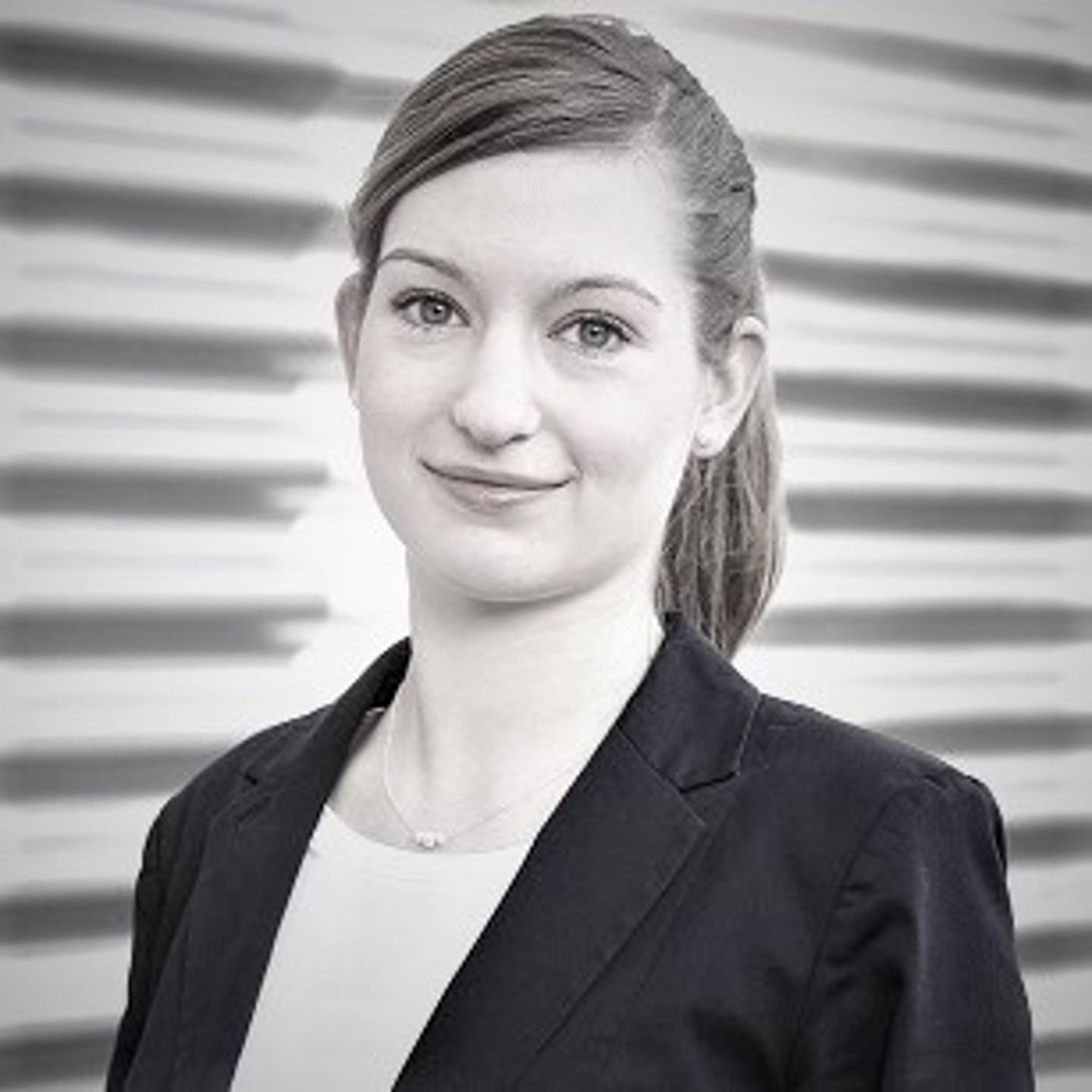 Portrait of Anja Körber Head of Artificial Intelligence & Automation at the Otto Group Portrait of the female expert Anja Körber, Head of Artificial Intelligence & Automation in the Otto Group, with a braid and blazer.