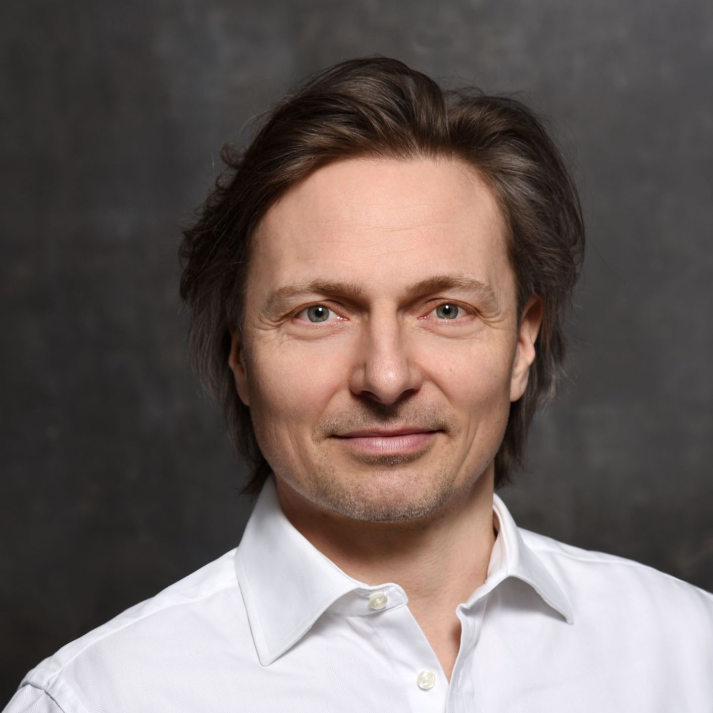 Portrait Janusch Skubatz Chief Information Security Officer of the EOS Group Cybersecurity expert Janusch Skubatz, Chief Information Security Officer of the EOS Group, with brown hair and white shirt